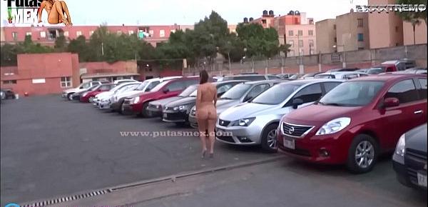  LA PUTA XXX DANNA HOT CAMINANDO TOTALMENTE DESNUDA EN PUBLICO